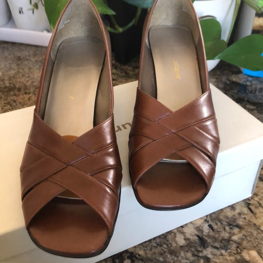N in box—Naturalizer leather pumps, wedge heels.